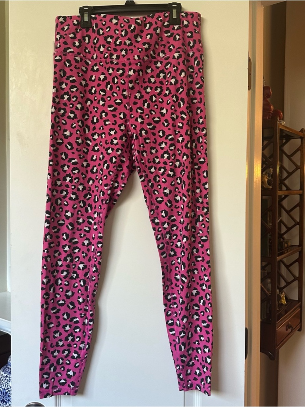 crown & ivy Bright Pink Leopard Print Stretch Leggings